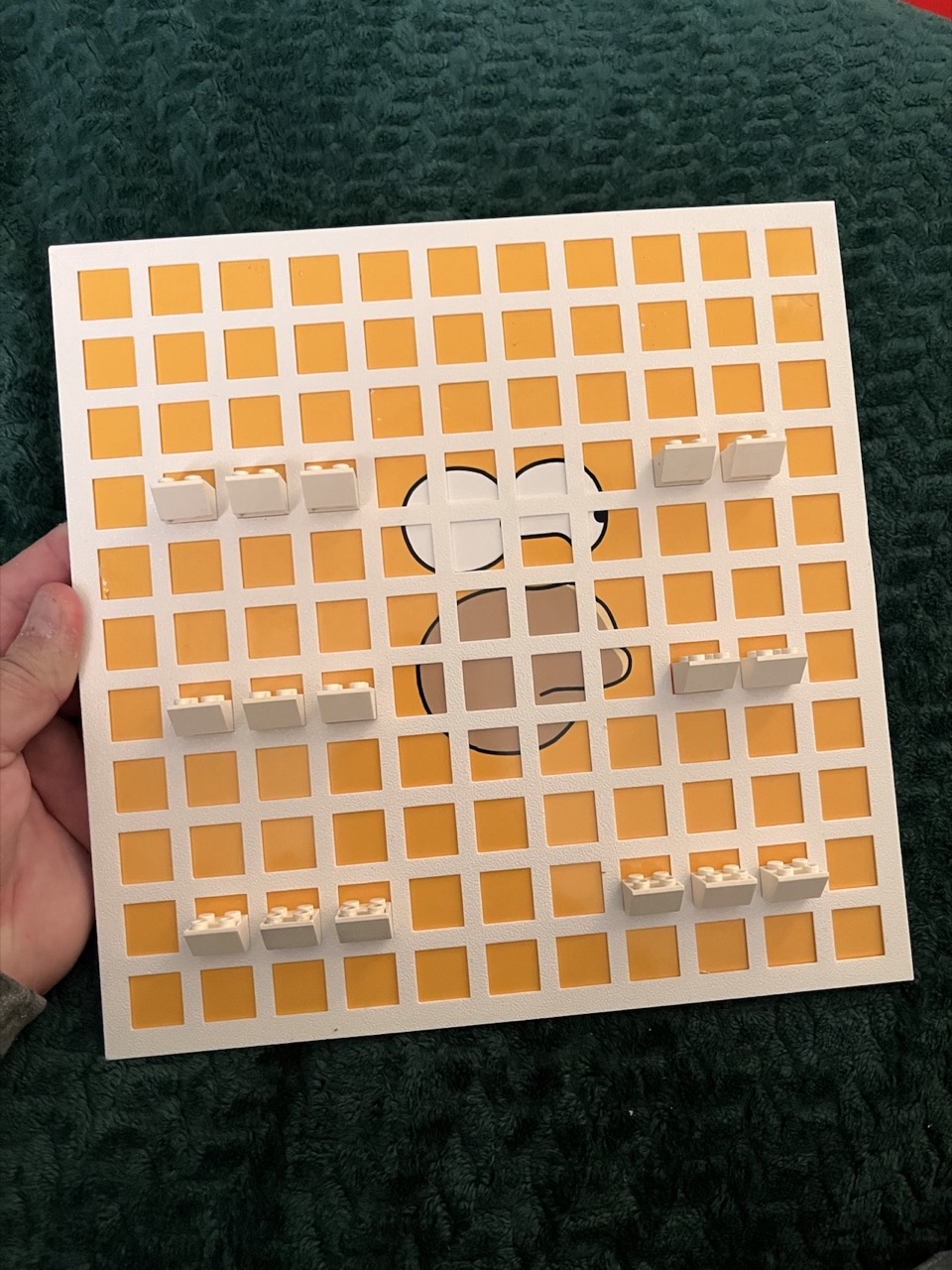Figurki kolekcjonerskie równo ułożone w ramce 25x25 cm na szablonie FigGrid