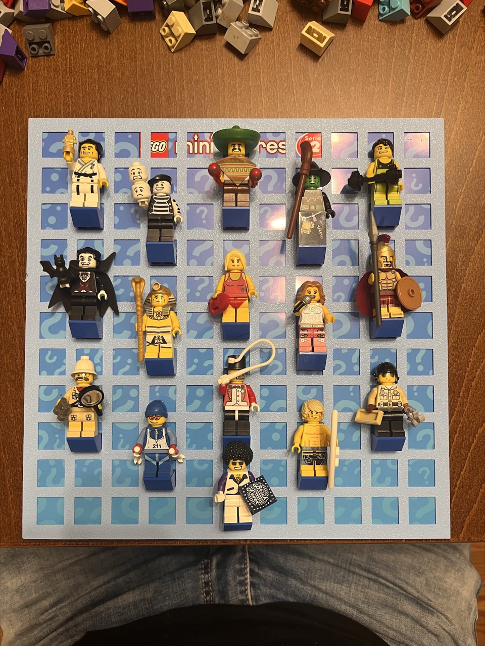 Szablon FigGrid wydrukowany w 3D z pozycjami na minifigurki